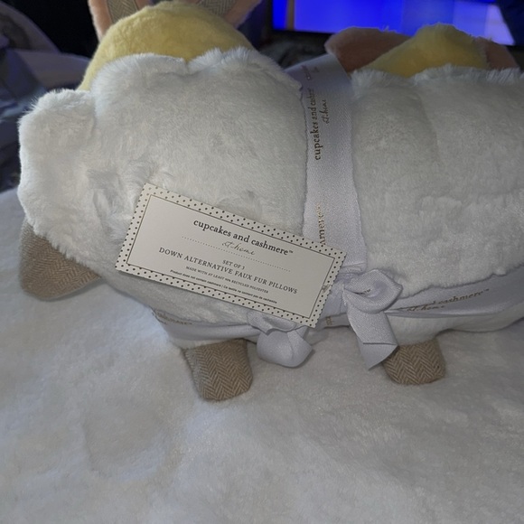 Cupcakes and cashmere set of 3 down alternative faux Easter Decor pillows 🐣🐑🐰 - Picture 5 of 8